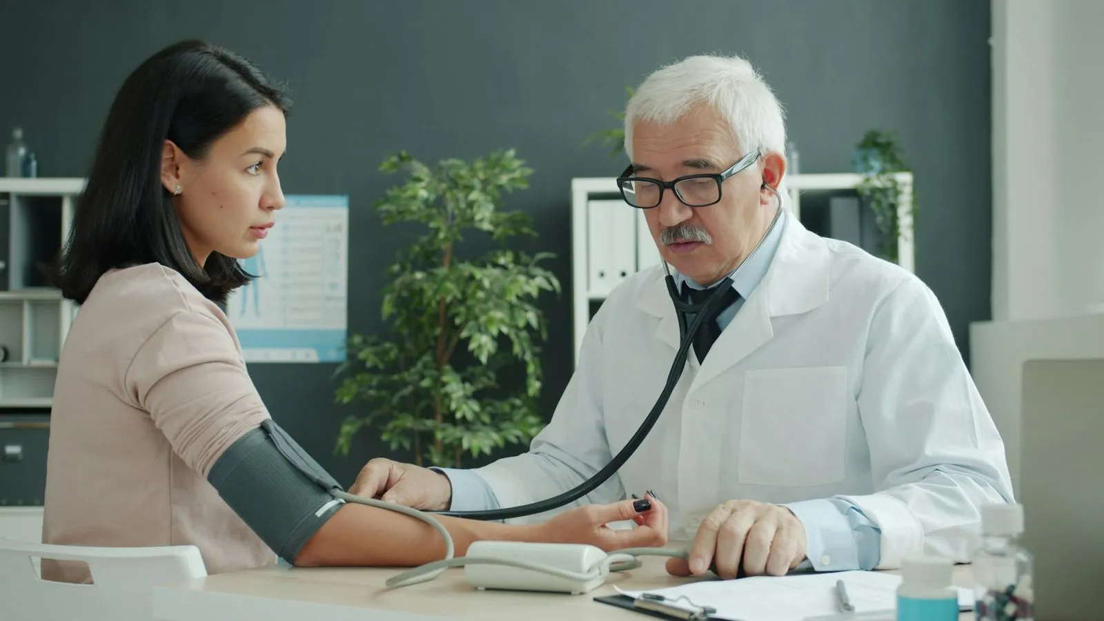 A GP measures a patient’s blood pressure